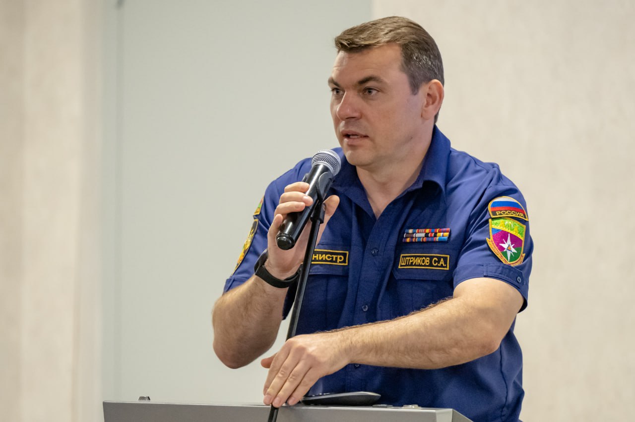 ‼ Очистка морского дня в прибрежной части Анапы может быть завершена до конца июня. Если позволят погодные условия. Об этом сегодня министр гражданской обороны и чрезвычайных ситуаций Краснодарского края Сергей Штриков в ходе мероприятия-спутника конгресса молодых ученых в Анапе. «На территории нашего региона работает линейная группировка водолазов в количестве 159 человек. Работают они достаточно эффективно. Точные цифры завершения работ не могу назвать, так как все зависит от погодных условий. Если погода будет хорошая, то в течение июня должны, по крайней мере, у самого песчаного берега в Анапе, завершить работы», — сказал Штриков. Напоминаем, что по состоянию на 30 мая в прибрежной зоне Анапы и Темрюкского района водолазами собрано 840 тонн мазута и замазученного песка. Анапское Черноморье
