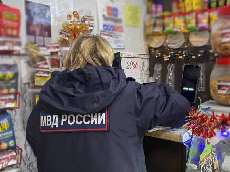 В Старом Осколе в ходе рейда полицейские зафиксировали продажу алкоголя несовершеннолетнему 12 января на Приборостроителе 35 летняя продавец реализовала две бутылки спиртного 17 летнему парню не проверив его документы В отношении женщины составили административный протокол теперь ей грозит штраф в размере до 50 тысяч рублей Подписывайся на okoskol Прислать новость за вознаграждение