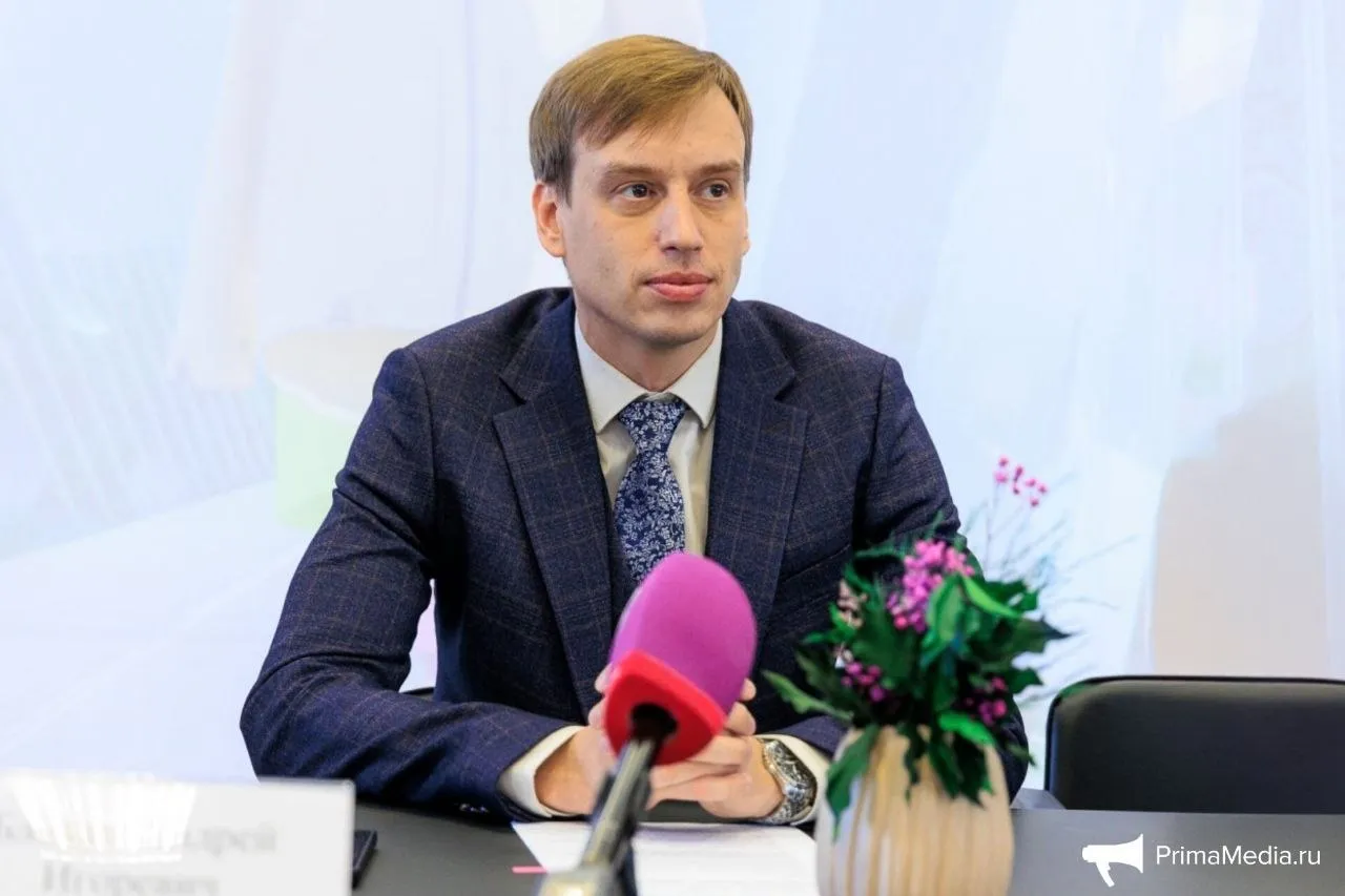 Андрей Блохин покинул пост министра экономического развития Приморья Андрей Блохин завершает работу на посту министра экономического развития Приморья и переходит на новую должность Временно исполнять обязанности главы ведомства будет назначен его заместитель Евгения Чавкина сообщила пресс служба Минэкономразвития края Блохин возглавлял министерство с марта 2022 года За это время экономика региона продемонстрировала устойчивый рост валовой региональный продукт увеличился в 1 5 раза и достиг 2 3 трлн рублей Объём инвестиций в основной капитал вырос с 253 млрд рублей в 2021 году до рекордных 522 млрд рублей в 2025 году Край укрепил лидерство в Дальневосточном федеральном округе по развитию малого бизнеса числу самозанятых и активности социальных предпринимателей Были запущены ключевые инвестиционные проекты горнолыжный комплекс АрсГора в Арсеньеве Минный городок во Владивостоке а также Инновационный научно технологический центр ИНТЦ Началась реализация мастер планов пяти ключевых городов Владивостока Арсеньева Уссурийска Большого Камня и Находки По данным Финансового университета Приморье заняло третье место в России по экономической привлекательности   PrimaMedia в       подпишись 18