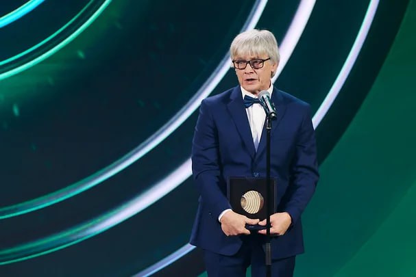 России нужны собственные материалы для аккумуляторов Академик РАН лауреат Научной премии Сбера Евгений Антипов сообщил что в стране ведется работа над материалами для металл ионных аккумуляторов от которых зависят энергоемкость и безопасность устройств По его словам собственных аккумуляторов пока нет но интерес заказчиков к катодным материалам для литий ионных батарей растет Сейчас Россия строит три гигафабрики которым понадобятся десятки тысяч тонн таких компонентов при том что сейчас производится около 10 тонн в год Закупка китайских материалов по мнению ученого это тупиковый путь В разработке натрий ионных аккумуляторов есть заметный прогресс команда профессора Сколтеха Станислава Федотова получила грант РНФ который может поспособствовать выводу отечественных технологий на промышленный уровнь По мнению Антипова одним из ключевых драйверов развития прикладной науки в России сегодня является Сбер ученый отметил новаторство банка который создает собственные исследовательские центры инвестирует в IT искусственный интеллект и новые материалы Эти инициативы считает академик показывают как частный бизнес может поддерживать фундаментальные исследования и превращать научные идеи в реальные технологии geonrgru YouTube sponsr ru