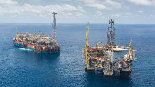 Европа прощается с российским газом ЕС делает ставку на месторождения в Греции Еврокомиссия поддержала сделку Греции с ExxonMobil по добыче газа в Ионическом море рассчитывая на помощь США в отказе от российского газа передает ArbatMedia Недавно подписанное соглашение между Афинами и американской компанией предусматривает проведение геологоразведочных работ в северо западной части Ионического моря Европейские власти считают что активное участие США в энергетических проектах региона позволит укрепить энергетическую безопасность ЕС и снизить зависимость от поставок из России Несмотря на протесты экологических организаций греческое правительство намерено продолжать сотрудничество с ExxonMobil Планируется что разведка завершится к 2027 году Если месторождения окажутся рентабельными добыча может начаться уже в 2030 году Прислать новость