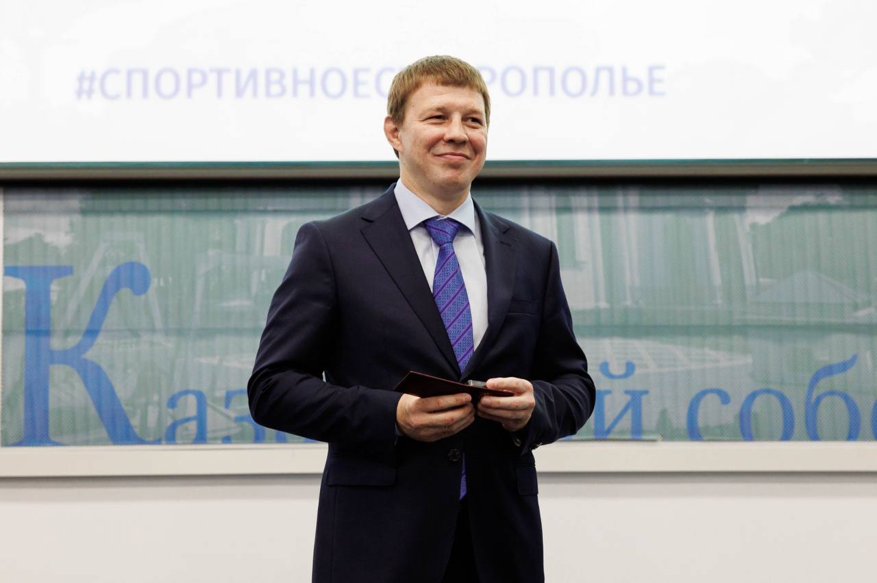 Доброе утро, земляки!  В городе Ставрополе состоялся семинар, посвященный профессиональному празднику — Дню физкультурника. Мероприятие прошло с участием представителей региональных аккредитованных спортивных федераций и стало настоящим праздником для всех любителей активного образа жизни.  Особое внимание было уделено спортсменам, достигшим значительных успехов в своей профессиональной деятельности. Среди тех, кого отметили высокой наградой, стал наш земляк из села Чернолесского Решетиленко Сергей, получивший звание «Мастер спорта России по самбо». Его наставником является тренер Нурбагандов Магомед Насрулахович.   Торжественное мероприятие посетил заместитель председателя правительства Ставропольского края, министр физической культуры и спорта региона — Иван Нифонтов. Именно он вручал награды победителям и призерам соревнований, выражая благодарность каждому за вклад в развитие спортивного движения.  Сергей, поздравляю с высокой наградой! Желаю дальнейших побед и новых спортивных достижений!