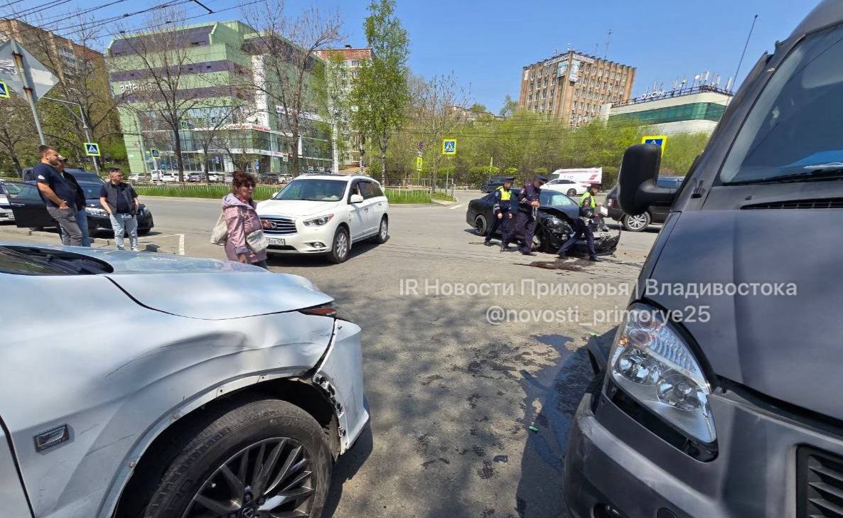 Серьезное ДТП с участием трёх автомобилей произошло в районе Русской 16. Предположительно, водитель ГАЗель при развороте не пропустил Toyota Crown. От удара ГАЗел отбросило на Lexus, который выезжал со второстепенной дороги. На месте аварии работает скорая помощь. Как рассказывают очевидцы, медицинская помощь потребовалась водителям Crown и ГАЗель. В Toyota Crown сработали подушки безопасности.