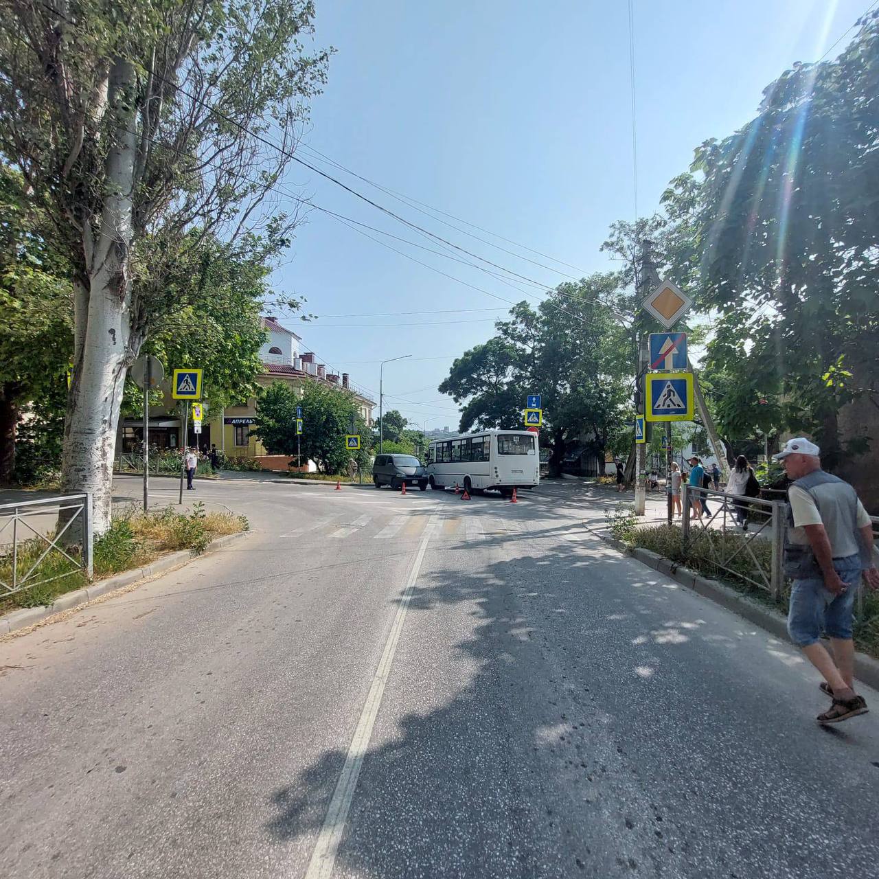 Два человека пострадали в ДТП с автобусом в Севастополе Авария произошла днем на улице Леваневского: водитель иномарки не уступил дорогу общественному транспорту. В результате столкновения два пассажира маршрутки — мужчина и женщина — получили травмы, их доставили в больницу. Правоохранители проводят проверку. Фото: УМВД по г. Севастополю ForPost