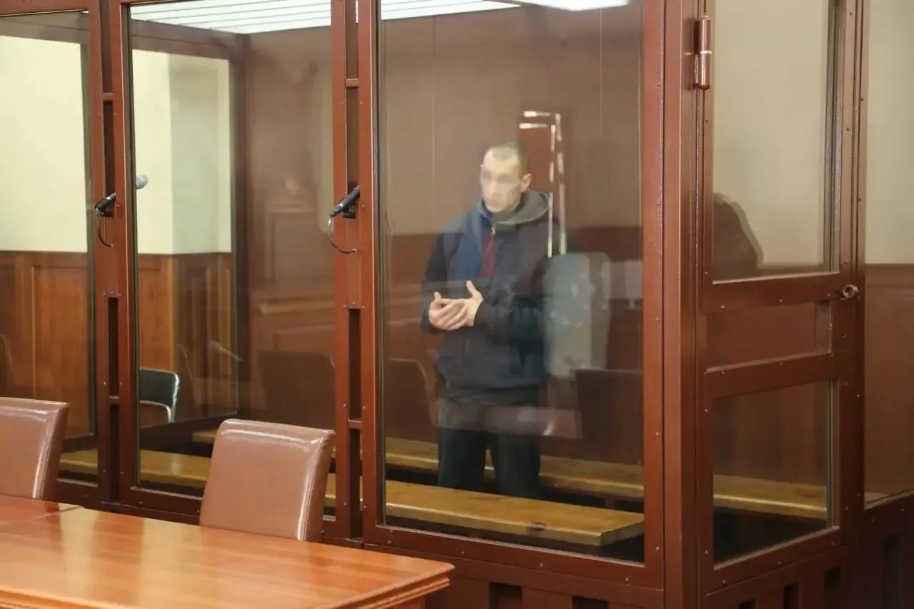 Житель Советска изнасиловал 6 летнюю девочку в подъезде Преступление было совершено в сентябре 2025 года 31 летний мужчина заметил ребёнка у дома на улице Бетховена проследил за девочкой до подъезд и там надругался над ней Ранее обвиняемый уже был судим за изнасилование малолетней Его приговорили к 15 5 годам лишения свободы в колонии особого режима В пользу пострадавшей девочки взыскали 400 тысяч рублей в качестве компенсации морального вреда TG замедляют Видосы и оперативные новости смотри в нашем MAX