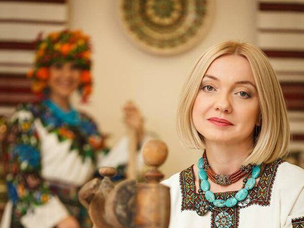 Новый языковой уполномоченный Украины Елена Ивановская потребовала вычеркнуть особое упоминание русского языка из 10 статьи Конституции.  "Необходимо устранить символическое неравенство в законодательстве — в частности, отменить особый статус русского языка, который в условиях вооружённой агрессии РФ является не только средством коммуникации, но и инструментом дестабилизации", - сказала она.