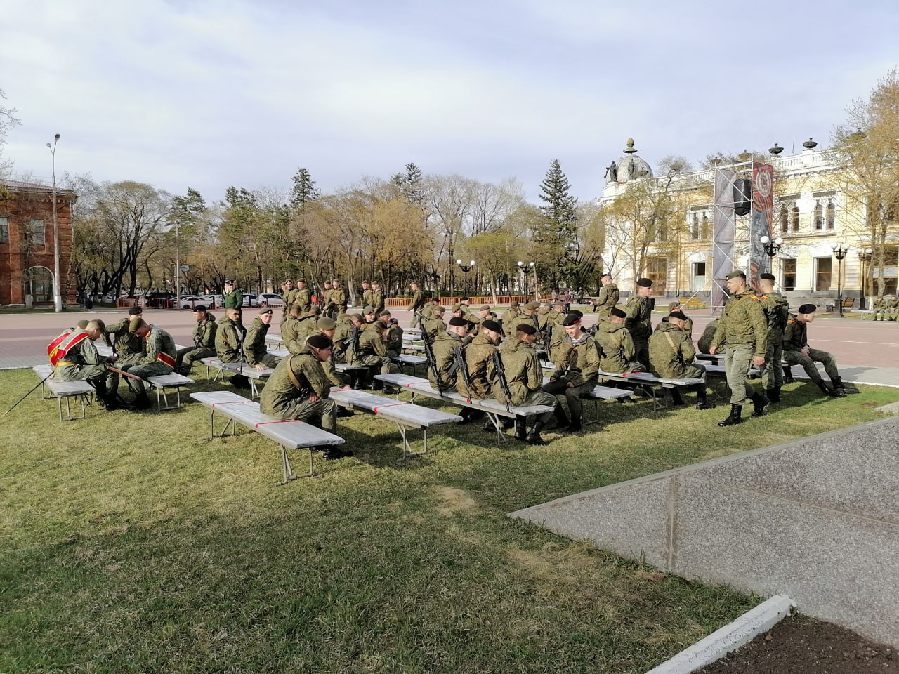 Боевые действия в 1945-м и штурм "опорника" в 2025-м: в Приамурье стартует патриотический проект Реконструкцию боевых действий увидят жители Приамурья. В области на средства губернаторского гранта реализуют патриотический проект "Из 1945 в 2025". Участники "Центра военно-тактических игр «Арсенал" решили устроить показательные выступления при грантовой поддержке. Общественники организуют фестиваль, на котором посетители увидят реконструкции боевых действий 1945 г., а также показательные выступления подразделения ВС РФ 2025 года по штурму опорного пункта противника. Жители Благовещенска в рамках реализации проекта ознакомятся с формой, вооружением и снаряжением бойцов Красной армии времен ВОВ и современными образцами вооружения и боевой техники ВС РФ. Также увидят реконструкцию эпизода боевых действий РККА в 1945 г. и пример боевой работы современных сухопутных сил ВС РФ, работу расчетов БПЛА. Продолжение