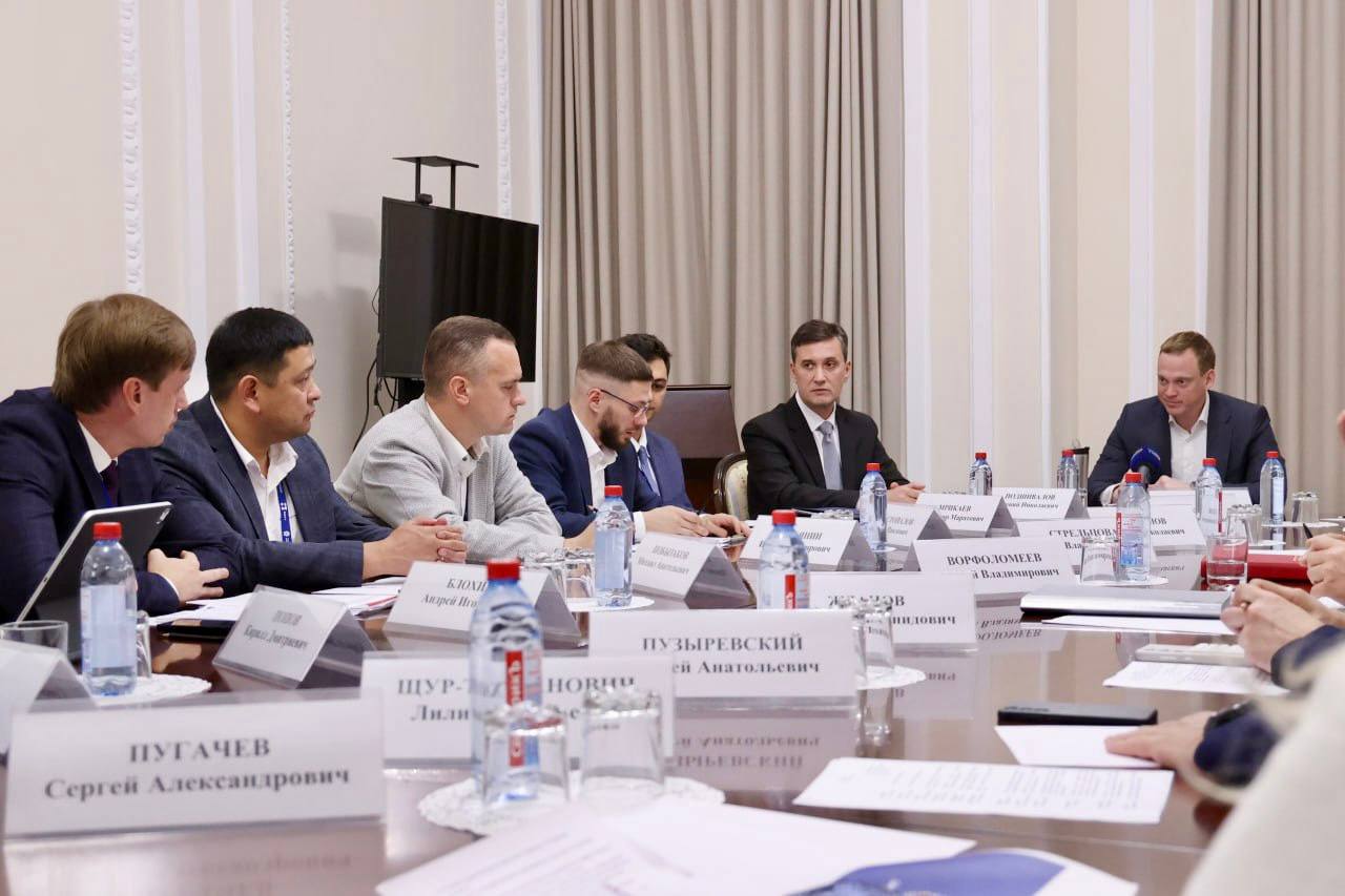 Встретился с участниками федерального кадрового резерва Все они проходят подготовку по программе развития кадрового резерва на госслужбе. Предусмотрена проектная работа по задачам комиссий Государственного Совета РФ, в том числе по направлению «Эффективная и конкурентная экономика». Обучение состоит из шести модулей, один из которых – практика в регионах. Для нашего региона большая честь быть площадкой таких стажировок. Нам есть, что показать. И для наших специалистов обсуждение идей участников проекта тоже будет полезным, можно будет взглянуть по-новому на некоторые процессы и задачи. Программа насыщенная: в течение пяти дней участники стажировки посетят ряд крупных предприятий региона, встретятся с руководителями разных уровней. На месте смогут обсудить вопросы производства, изучить проблематику предприятий. Уверен, опыт работы «на земле» поможет участникам резерва в их дальнейшей работе.