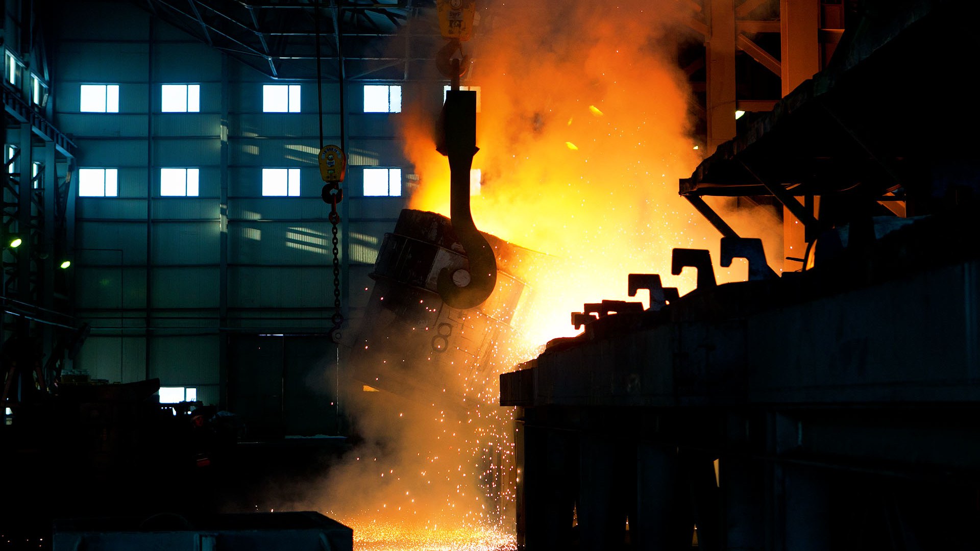 Мечел MTLR У акционеров Мечела может появиться право требовать выкупа их акций Совет директоров Мечела созвал ВОСА для одобрения некой крупной сделки Акционеры которые проголосуют против или не примут участие собрании смогу предъявить свои акции к выкупу по 82 03 за обыкновенную акцию и 79 25 за привилегированную Собрание состоится 24 декабря Источник disclosure skrin ru