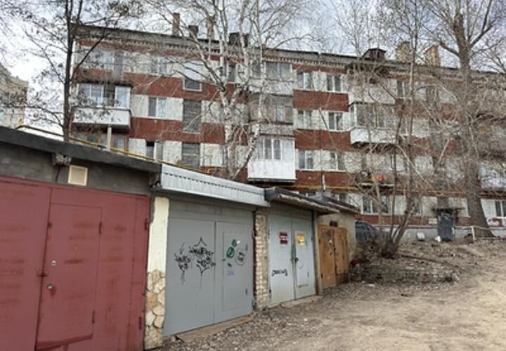 Эксперт рассказала, как нужно оформить гаражи до осени 2026 года В противном случае сооружения могут признать самостроями и снести «Гаражная амнистия» - упрощенный порядок регистрации гаражей - заканчивается 1 сентября 2026 года. Нотариус Мария Боронина напомнила РИА Новости, что гараж, у которого есть фундамент и он связан с землей, считается капитальным строением. В этом случае его следует поставить на кадастровый учет в Росреестре. - Для упрощенного порядка регистрации гараж должен быть построен до вступления в силу Градостроительного кодекса РФ, то есть, до конца декабря 2004 года. Кроме того, он не должен быть признан судом или органами местного самоуправления самовольной постройкой, - пояснила нотариус. С осени 2024 года «амнистия» распространяется на гаражи в несколько этажей, но при этом она не затронула подземные паркинги, машиноместа в многоквартирных домах и объекты, пристроенные к другим зданиям. Максимальное число гаражей и участков, которые могут быть оформлены упрощенным способом, закон не оговаривает. После легализации владельцы недвижимости должны платить имущественный налог, а любые сделки по дарению проводить через нотариуса. Это не касается лишь разборных гаражей-ракушек: они считаются движимым имуществом. Alexander Legky / Global Look Press Подписаться Буст