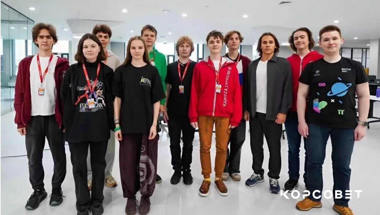 Российские школьники победители Международной астрономической олимпиады С 6 по 17 ноября в Республике Бангладеш прошла 29 я Международная астрономическая олимпиада где Россию представляли 10 школьников из Москвы Московской области и Новосибирска В состав команды вошли победители и призёры всероссийской олимпиады школьников Всего у нашей команды 5 золотых и 5 серебряных медалей Золотых медалей удостоены Иван Ермолаев абсолютный победитель группа α Леонард Гуранда Денис Скрипка абсолютный победитель группа β Евгений Мотков Яков Бахтияров абсолютный победитель группа γ Серебряных медалей удостоены Майя Суслякова Николай Гамынин Михаил Лазарев Анна Михайлова Егор Ткачев Руководителем сборной стал старший методист Центра педагогического мастерства Иван Утешев Его помощниками стали студенты МФТИ Даниил Галустов Илья Зворыкин и Владимир Сячин