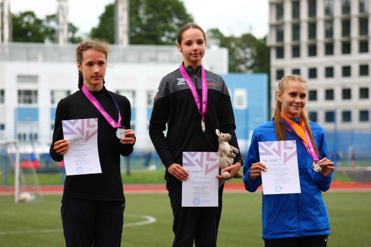 Псковичка, воспитанница спортшколы «Надежда» Арина Блюмина выиграла всероссийские соревнования по лёгкой атлетике, которые проходят в Смоленске  Псковская спортсменка одержала победу в беге на 100 метров с барьерами, установив новый личный рекорд 14,6 секунды.  Псковская спортсменка одержала победу в беге на 100 метров с барьерами, установив новый личный рекорд 14,6 секунды. Отметим, что в середине июня Блюмина также выиграла открытое первенство Пскова по лёгкой атлетике в этой же дисциплине, показав тогда время 15,7 секунды, а позднее, также на всероссийских стартах в Смоленске, она остановилась в шаге от пьедестала, побежав в финале за 15,2 секунды.   Тренирует спортсменку Екатерина Алексеева.