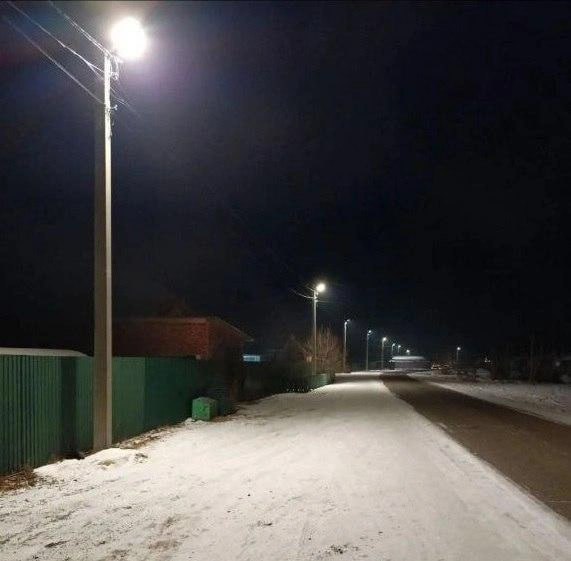 Освещение на дороге в Смоленке где сбили школьницу сделали после обращения к губернатору 24 ноября водитель Toyota Passo сбила 14 летнюю девочку на пешеходном переходе возле магазина Апельсин Ребёнок погиб на месте По факту ДТП возбудили уголовное дело Очевидцы сразу после аварии сообщали что освещения на этом участке дороги не было Это подтверждал и глава поселения Виктор Лютц отмечая что дорога относится к региональной и не находится в ведении района Подробности здесь Мама погибшей девочки рассказала chitaru75 что после трагедии она встретилась с губернатором Александром Осиповым Женщина рассказала ему о ДТП и про отсутствие фонарей Она объяснила что на этом участке людей сбивают регулярно За месяц до гибели её дочери там же пострадал мальчик По этому пешеходному переходу ходит и её второй ребёнок Жители Смоленки давно обращались в разные инстанции но безрезультатно Губернатор выслушал её и пообещал разобраться От лица родителей и родственников нашей девочки хотим выразить огромную благодарность всем кто не остался в стороне от нашей трагедии Особую благодарность выражаем Александру Михайловичу Осипову за то что после нашего разговора уже на следующий день были установлены и подключены нормальные фонари и освещены все пешеходные переходы от военной части до школы Добротного Огромное спасибо всем кто оказал материальную помощь и выразил слова соболезнования Вместе с нами скорбит весь Забайкальский край В правительстве края уточнили что по временной схеме включили свет на всех девяти пешеходных переходах на улице Весенней В 2026 году власти планируют начать капитальный ремонт дороги Смоленка Карповка Вдоль всей девятикилометровой трассы обещают сделать постоянную линию освещения Дополнительно в микрорайоне Добротном слева от перекрёстка у школы администрация района установила и подключила линию освещения длиной более одного километра Фонари установили в том числе рядом с магазином Апельсин где и произошло ДТП Фото тг канал Кулаков и новости Новости Читы и Забайкалья