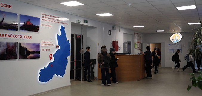 1 2 3 4 Забайкальских школьников приглашают принять участие во всероссийском конкурсе Кто мой герой Лучшие работы попадут на обложки тематической серии тетрадей Школьников 5 х и 11 х классов из Забайкалья пригласили принять участие во втором этапе Всероссийского конкурса Кто мой герой Они смогут рассказать о человеке которым восхищаются и нарисовать его портрет В этом году конкурс выходит за рамки привычного эссе Участникам предлагается создать целостный творческий проект выбрать своего героя написать краткую но содержательную биографию и что особенно важно сопроводить текст графическим портретом