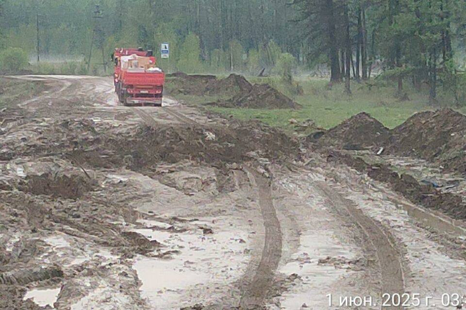 В Якутии на дороге «Амга» затруднен проезд из-за большегрузов На региональной автомобильной дороге «Амга» возникла сложность для проезда транспорта на ряде участков из-за несоблюдения нагрузок на оси водителями грузовиков, сообщает пресс-служба Управления автомобильных дорог Якутии. В настоящее время подрядные организации организовали круглосуточное дежурство, ведутся дорожные работы по обеспечению беспрепятственного проезда. ‼ Водителей просят воздержаться от поездки с 74-го по 87-1 километры автодороги «Амга». Фото Управтодора Якутии Все новости #Яестьновость Обсудить