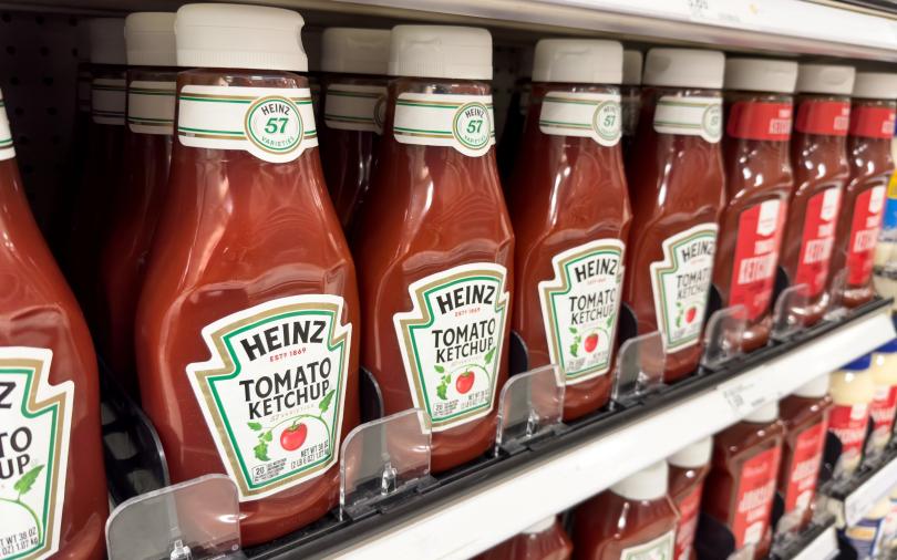 Berkshire Hathaway может продать свою долю в Kraft Heinz на 7 7 млрд Berkshire Hathaway подала заявление о потенциальной продаже до 325 4 млн акций Конгломерат владеет325 6 млн акций 27 5 компании и является ее крупнейшим акционером На этом фоне акции Kraft Heinz на торгах в среду упали на 7 45   Осенью 2025 года Kraft Heinz заявила о разделении на две компании для повышения продаж так как в последнее время производитель испытывает трудности из за того что потребители ищут более доступные в цене продукты Одна компания займется производством соусов а другая бакалейных товаров Но бывший генеральный директор Berkshire Hathaway Уоррен Баффетт тогда заявил что разочарован разделением бизнеса и считает что такой шаг не решит его проблемы Подробнее Berkshire Hathaway задумалась о продаже доли в Kraft Heinz на 7 7 млрд Подписаться на Сам ты инвестор