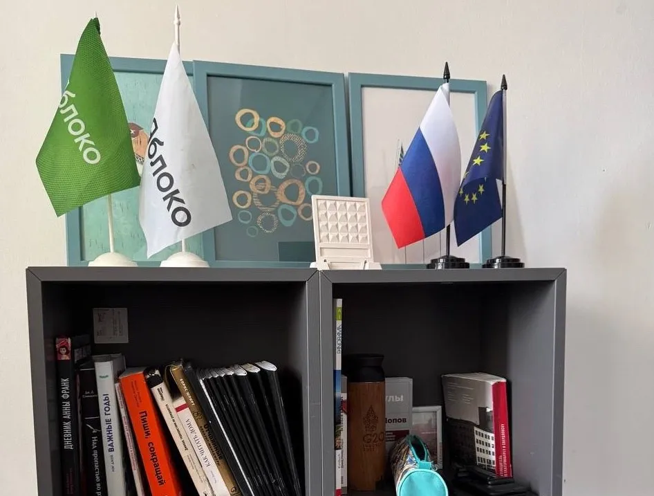 Задержали еще одну активистку Яблока в Екатеринбурге Об этом сообщает пресс служба партии Елизавету Кабак бывшую активистку Яблока по неподтвержденным данным доставили в отдел полиции 1 Там же могут находиться задержанные сегодня председатель свердловского отделения Яблока Максим Петлин и сторонник партии Егор Ткаченко Всех троих вероятно подозревают в организации вечеров писем политзаключенным Против них могут возбудить уголовные дела об оправдании терроризма поскольку эти письма были адресованы в частности людям осужденным по экстремистским статьям   на связи в TG MAX VK