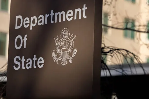 Администрация Трампа ограничит прием заявлений на неиммиграционные визы от тех кто открыто заявляет что боится возвращаться на родину пишет Washington Post В материалах госдепа с которыми ознакомилось издание отмечается что консульские работники теперь должны запрашивать у заявителей подтверждение того что он или она не опасается причинения вреда или плохого обращения при возвращении в страну своего гражданства Подробнее читайте в РИА Новости Америка в МАХ
