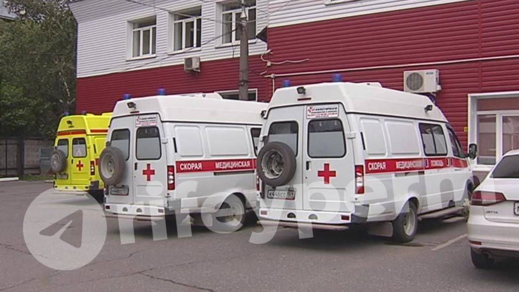 Прокуратура Пермского края взяла на контроль ситуацию с массовым отравлением в одном из развлекательных заведений Перми. По данным надзорного ведомства, с 25 июня в больницы города начали поступать обращения граждан с признаками пищевого отравления. Ранее сообщалось, что после выпускного вечера в банкетном зале White Hall на улице Монастырской симптомы отравления выявлены у более 30 человек, в том числе, у выпускников школы №2, их родителей и учителей. Нескольким пострадавшим потребовалась медицинская помощь. Источник ЧП Пермь Прислать новость