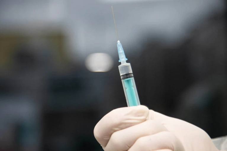 Избила и вколола в голову страшный препарат мать расправилась с 2 месячным сыном из за плача В Бурятии вынесли приговор матери жестоко убившей 2 месячного сына Местная жительница признанная виновной в расправе над собственным ребенком проведет в колонии общего режима 13 лет Случилось все еще осенью 2024 года в Улан Удэ в частном доме на улице 502 км В ночь на 9 октября двухмесячный Владик проснулся и заплакал Для малыша это стал последний в жизни крик 35 летняя мать не стала его успокаивать Вместо этого она набросилась на младенца в ярости Сначала она его избила а затем сделала малышу множество уколов в голову шприцами наполненными сильнодействующим препаратом От этих мучений ребенок спустя некоторое время скончался Осознав что натворила женщина не вызвала медицинскую помощь а попыталась скрыться Ее оперативно задержали в доме у знакомого где она пыталась укрыться от правосудия Во время следствия и суда подсудимая пыталась оправдать свои действия ссылаясь на послеродовую депрессию и аффект из за непрекращающегося плача Однако независимая судебно психиатрическая экспертиза опровергла эти заявления Специалисты пришли к однозначному выводу на момент преступления женщина полностью осознавала свои действия и могла ими контролировать После трагедии старший сын женщины был немедленно изъят из семьи По данным КП Иркутск ребенок которому на момент трагедии было 8 лет передан на воспитание бабушке Отметим у детей были разные отцы причем отец старшего умер а об отце погибшего младенца ничего не известно имя изменено Фото Николай ОБЕРЕМЧЕНКО