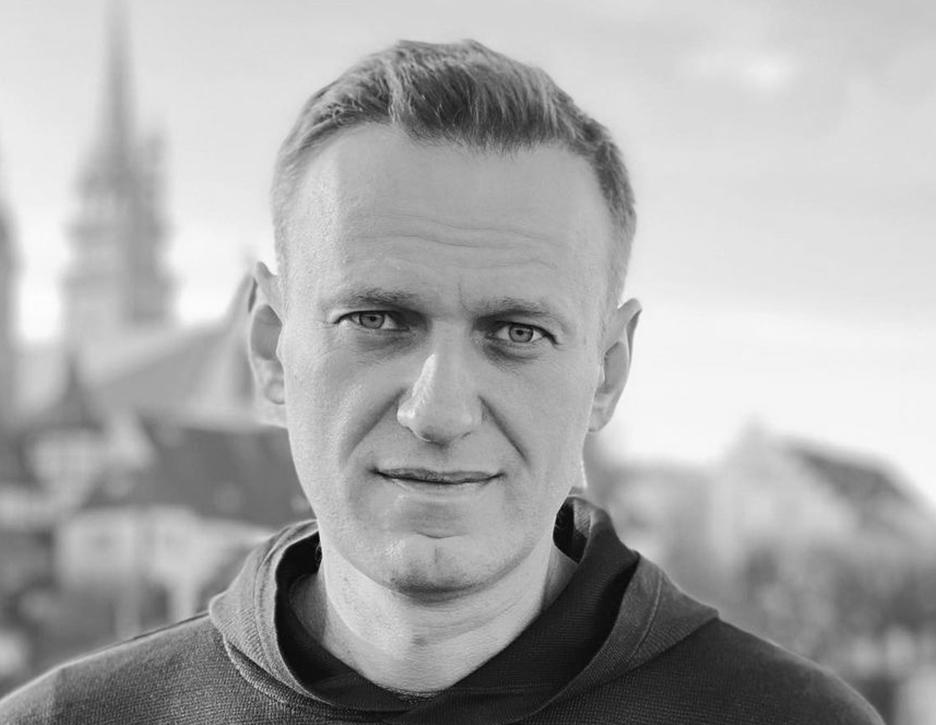 Алексей Навальный умер в колонии от отравления неизвестным веществом заявила Юлия Навальная По словам вдовы политика она получила доступ к свидетельствам сотрудников колонии в Харпе где он умер Согласно этим показаниям в день смерти Навальный во время прогулки пожаловался на боли в груди и животе после чего у него начались судороги Навальная опубликовала фотографии предположительно сделанные в камере где умер её муж на которых видны следы рвоты Она также сообщила что биоматериалы Навального были переданы в две независимые зарубежные лаборатории которые подтвердили факт отравления Однако Навальная не раскрыла какое именно вещество было обнаружено отметив что лаборатории отказываются публиковать результаты анализов Кроме того Юлия Навальная обвинила западных политиков в сокрытии результатов расследования из соображений политической целесообразности включены в список террористов и экстремистов на территории РФ Новости Дня