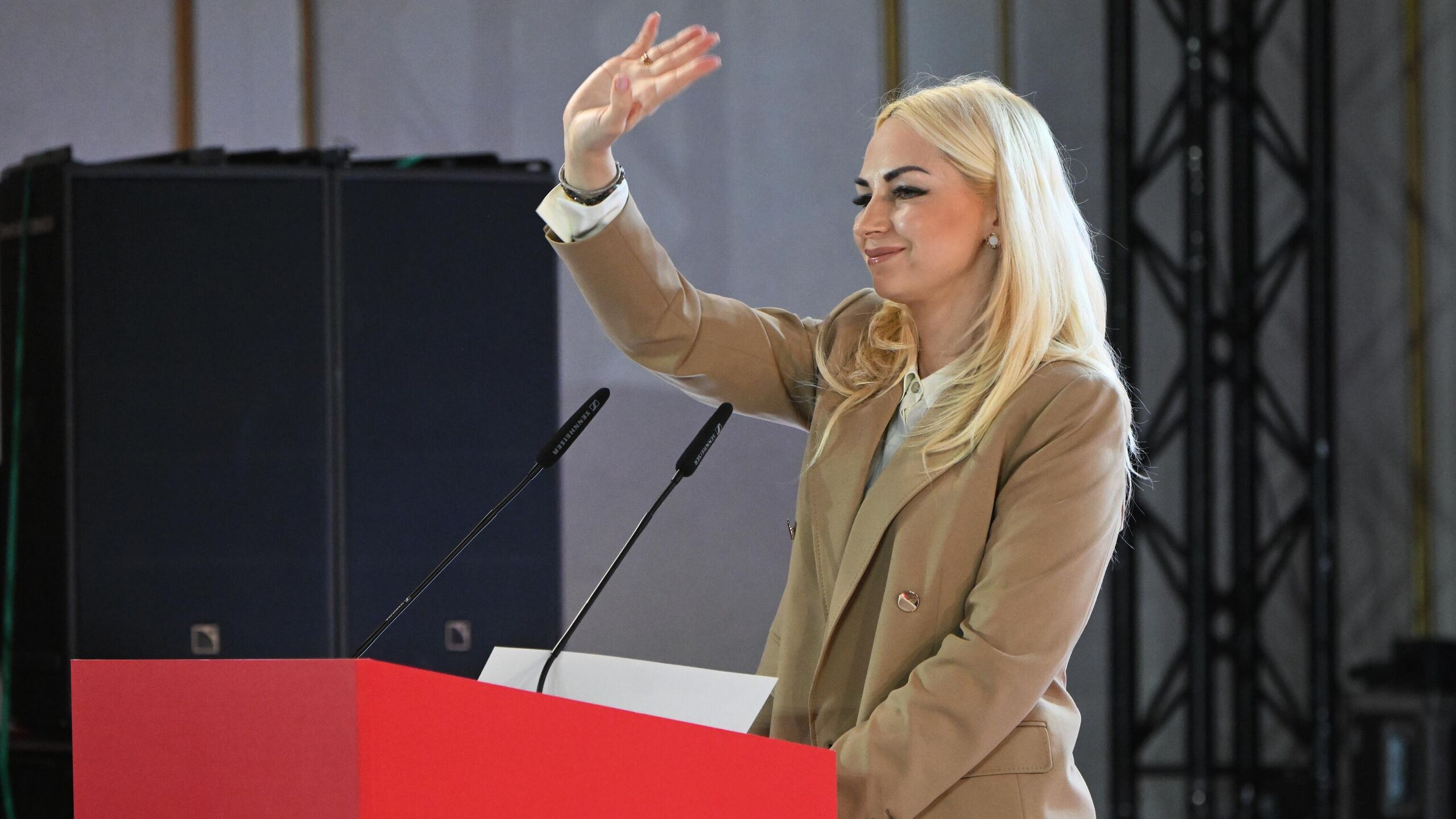 Экс депутат парламента Молдавии оппозиционный политик Марина Таубер заявила что президент Майя Санду является нелегитимным главой государства и обвинила институты Европейского союза во вмешательстве в информационное пространство республики в период выборов Таубер прокомментировала отчет комитета Палаты представителей Конгресса США в котором Молдавия фигурирует в числе стран где Еврокомиссия усилила давление на крупные платформы в рамках Акта о цифровых услугах перед национальными выборами и выборами в Европарламент В отчете говорится что Европейская комиссия по оценке американских законодателей добивалась от соцсетей ограничения контента в преддверии голосований в ряде государств Европы включая Молдавию и Румынию Санду нелегитимный президент То о чем мы с коллегами говорили сразу подтвердил и отчет Конгресса США Реальное давление на информационное пространство в разгар подготовки к выборам 2024 года осуществлялось со стороны Еврокомиссии что было крайне выгодно действующей власти