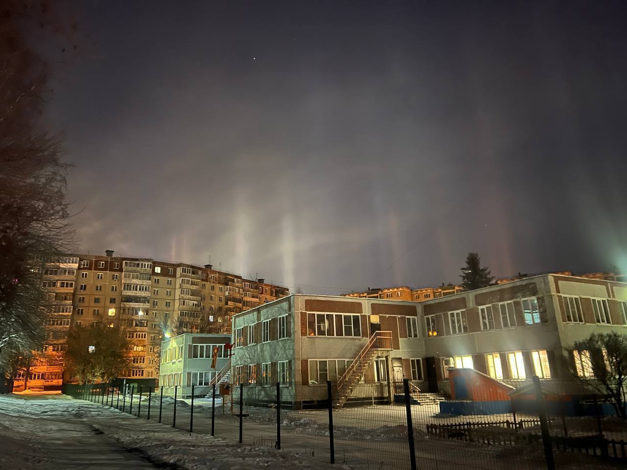 Жители Челябинской области запечатлели завораживающее природное явление Небо над Челябинской областью озарилось удивительным зрелищем в воздухе возникли светящиеся столбы Феномен объясняется довольно просто крошечные кристаллики изморози парящие в морозном воздухе превращаются в своеобразные зеркала Они отражают свет от различных источников лунного сияния автомобильных фар и уличного освещения создавая эффект вертикальных световых колонн устремленных в небо А вы видели световые столбы Расскажи свою новость всему региону Напиши нам nashregion74bot