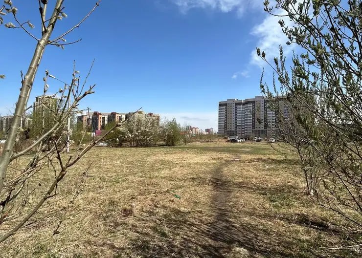 В Красноярске завершаются изыскательские работы по школе в Покровке Новая школа в микрорайоне Покровский на 1280 мест расположится напротив дома на ул. Чернышевского, 118. Подрядчик уже подготовил отчет о завершении изыскательских работ и направил на согласование планировочные решения и схему технологического оборудования. Их рассмотрят в Управлении капитального строительства. Эскизный проект фасадов здания также скоро будет готов. В октябре проектирование завершат, а документы передадут в госэкспертизу. При наличии средств школу начнут строить уже в следующем году. Фото: Градвестник
