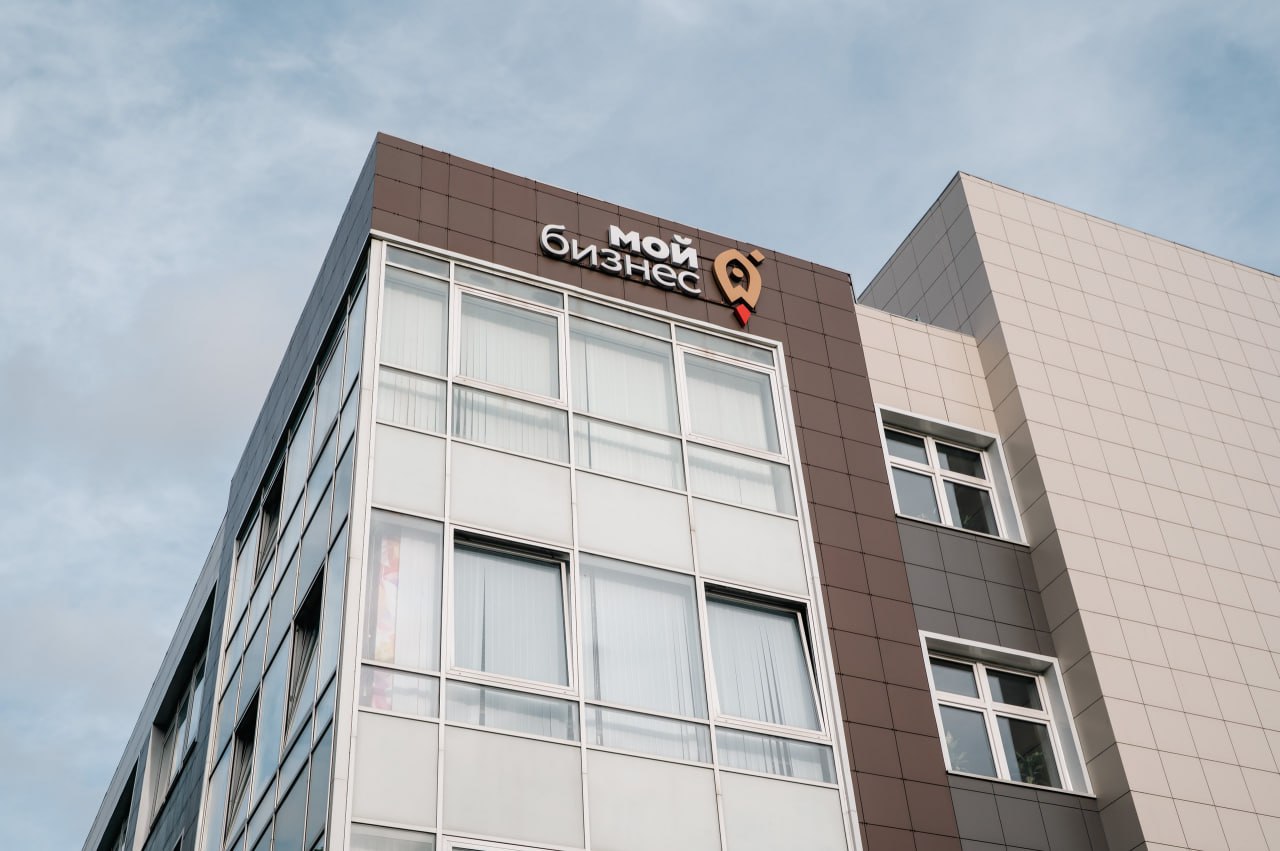 В Тульской области более 3 5 тысяч представителей МСП и желающих открыть свой бизнес получили услуги от Центра Мой бизнес В Центр Мой бизнес Тульской области за восемь месяцев этого года обратились 3558 субъектов МСП и жителей региона которые решили открыть свое дело Из них 1293 представители малого и среднего предпринимательства 2265 физические лица Кроме того услуги Центра получили 782 самозанятых Специалисты провели 140 обучающих мероприятий и программ оказали 3863 консультации по вопросам ведения своего дела получения мер государственной поддержки Реализованы такие обучающие программы как Азбука предпринимательства Мастерская бизнеса Старт онлайн марафон Продвижение и продажи в социальном бизнесе рабочие инструменты программа для женщин планирующих открыть бизнес Мама предприниматель проведены вебинары с представителями контрольно надзорных органов Роспотребнадзор Росприроднадзор УФНС России С 8 октября стартует федеральная программа Серебряный старт направленная на развитие предпринимательского потенциала граждан старшего возраста Министр развития предпринимательства и торговли Тульской области Александр Ильинский отметил что в регионе по нацпроекту Эффективная и конкурентная экономика создаются максимально комфортные условия для ведения бизнеса По инициативе Губернатора Дмитрия Вячеславовича Миляева совершенствуется существующая система поддержки и разрабатываются новые меры направленные на развитие бизнеса Благодаря комплексному подходу в Центре Мой бизнес можно получить помощь в решении юридических финансовых маркетинговых и других важных вопросов а также воспользоваться консультациями экспертов пройти обучение и семинары оформить необходимые документы и получить доступ к программам государственной поддержки Это создает благоприятные условия для эффективного развития бизнеса помогает предпринимателям быстро адаптироваться к изменяющимся рынкам и реализовывать свои проекты на высоком уровне подчеркнул Александр Ильинский Подробнее о мерах поддержки Центра Мой бизнес можно узнать по телефону горячей линии 88006007771 звонок бесплатный и на сайте мойбизнестула рф
