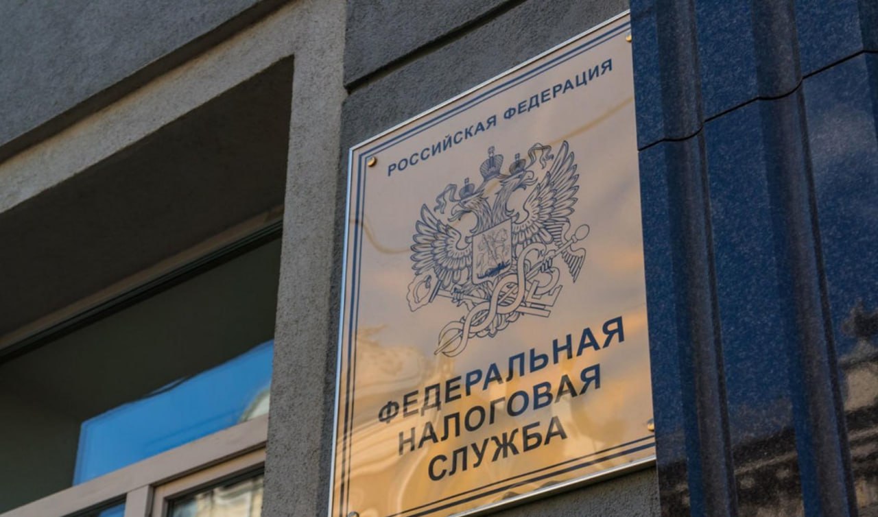 ФНС заинтересовалась платежными агентами Налоговые органы стали проявлять повышенный интерес к платежным агентам, которые помогают компаниям проводить международные платежи в рамках ВЭД. С 2022 года использование услуг таких компаний стало особенно популярным из-за санкций. ФНС направляет требования в адрес платежных агентов о предоставлении информации по операциям. Вопросы касаются в том числе реестра и оснований платежей, отчетов по оказанным услугам, сути операций, также анализируют, на чьей стороне привлекается агент, какова его реальная цель, где ведется деятельность. Необходимость пополнения бюджета побуждает налоговые органы обращать внимание на любые подозрительные операции бизнеса, пояснили эксперты.
