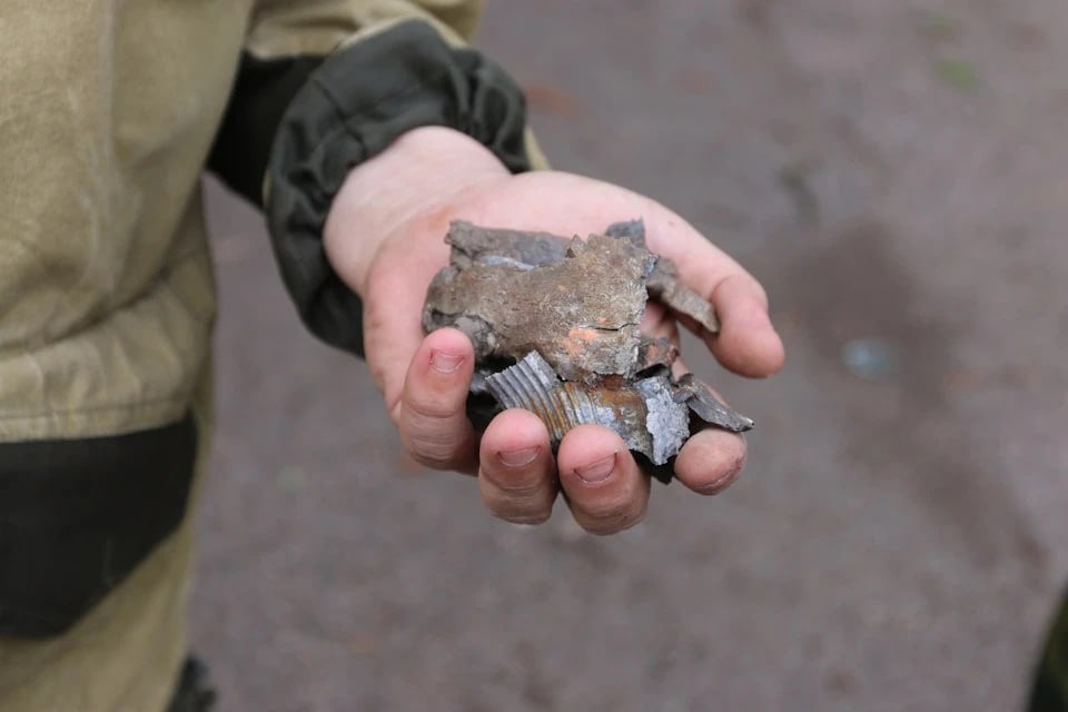 Три тысячи человек Новокаховского округа остались без света из-за удара ВСУ    В Новокаховском городском округе в результате обстрела ВСУ повреждена линия электропередачи. Как сообщил губернатор Херсонской области, без света остались около трех тысяч человек. Это жители населенных пунктов Райское, Райское-2, Тополевка, Днепряны, Обрывка, Масловка и Песчаное.  Во время обстрела Алешкинского округа ранена жительница села Великие Копани.  «Один из снарядов попал в частный жилой дом, из-за чего пострадала женщина 1942 года рождения», - проинформировал Владимир Сальдо.  Пенсионерку с осколочными ранениями госпитализировали в больницу Скадовска, где ей оказывают необходимую медицинскую помощь.