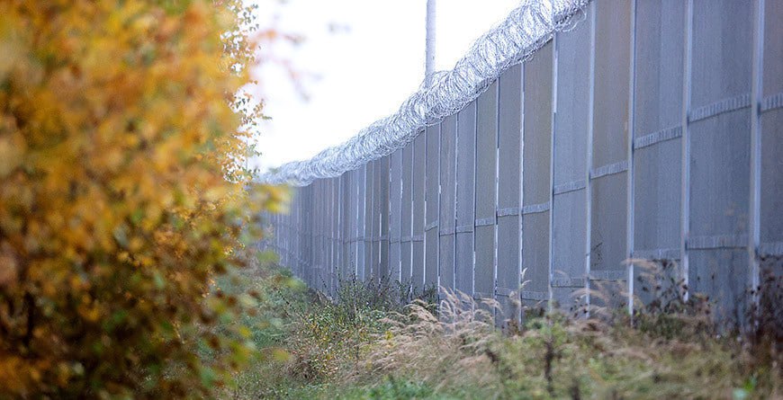 Новое заграждение на польско белорусской границе Польские власти начали строительство второго барьера в Подляском воеводстве Работы планируется завершить в январе конструкция будет представлять собой стену из металлической сетки высотой четыре метра с колючей проволокой у основания Первое заграждение протяженностью 180 км возвели в 2022 году Оно достигало 5 5 м и оснащалось датчиками движения и видеокамерами В 2024 году барьер модернизировали а теперь власти усиливают защиту дополнительным сооружением Разговоры на кухне