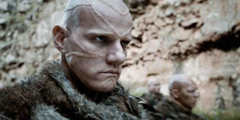 В Украине начали запрещать известные западные сериалы и фильмы из за эпизодических ролей в них российкого актера Юрия Колокольникова В частности некоторые стриминговые сервисы по требованию Минкульта удалили четвертый сезон Игры престолов третий сезон Белого лотоса фильмы Довод Нолана и Крейвен охотник от Marvel Колокольникова в августе с подачи СБУ в Украине внесли в список лиц представляющих угрозу национальной безопасности О войне в Украине он не высказывался По этой причине в августе в Украине не вышел в прокат новый фильм Даррена Аронофски Поймать с поличным Напомним что фильм Анора с российскими актерами в этом году выиграл Оскар НАШИ РЕСУРСЫ Telegram Tik tok YouTube RUTUBE