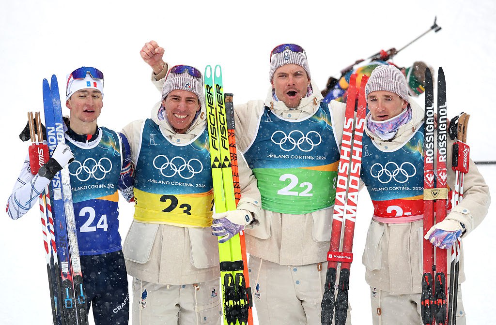 Французские биатлонисты впервые в истории выиграли эстафету на Олимпиаде Французские биатлонисты стали победителями эстафеты 4x7 5 км на Олимпиаде в Милане и Кортина д Ампеццо Фабьен Клод Эмильен Жаклен Кентен Фийон Майе и Эрик Перро показали результат 1 час 19 минут 55 2 секунды затратив девять дополнительных патронов и один раз уйдя на штрафной круг Второе место заняла сборная Норвегии Мартин Улдаль Йохан Олав Ботн Стурла Легрейд Ветле Кристиансен с отставанием в 9 8 секунды шесть дополнительных патронов без штрафных кругов Третьими стали шведы Виктор Брандт Йеспер Нелин Мартин Понсилуома Себастиан Самуэльссон 57 5 0 6 Фийон Майе стал пятикратным олимпийским чемпионом В Италии он ранее выиграл смешанную эстафету и спринт а в Пекине победил в пасьюте и индивидуальной гонке Перро выиграл свое второе в карьере олимпийское золото Клод и Жаклен первое Французы впервые в истории выиграли золото в мужской эстафете на Олимпиаде Getty Images Подписаться на РБК Спорт