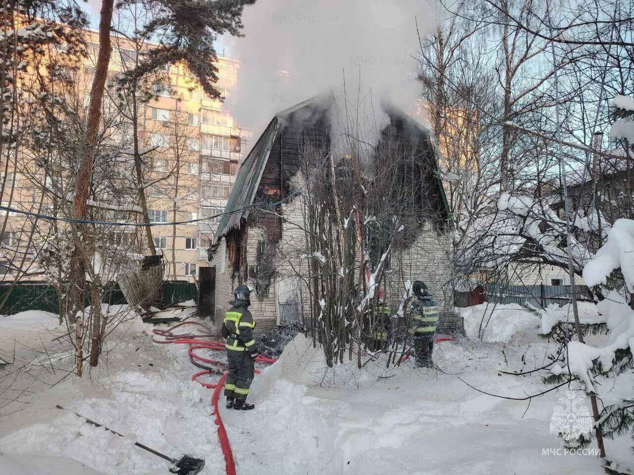 Извещатель и кот спасли многодетную семью в Подмосковье от пожара Хозяйка частного дома проснулась от мяуканья и звука пожарного извещателя Женщина разбудила детей после чего все эвакуировались Дом оказался сильно поврежден однако никто не пострадал Подпишись на Агентство Москва Мы в МАХ