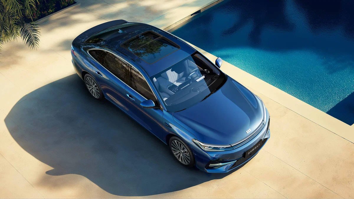 Раскрыты цены на 4,9-метровый гибридный седан Geely Galaxy A7 в Китае  Базовую версию «семёрки» оценили в 89,8 тысячи юаней  чуть меньше миллиона рублей . Такой седан оснащён батареей ёмкостью 8,5 кВт·ч, которая обеспечивает запас хода на электричестве до 70 километров. С ней же предлагаются две более дорогие комплектации за 95,8–105,8 тысячи юаней  1,06–1,17 миллиона рублей .  Вторая модификация — это тяговый аккумулятор на 18,4 кВт·ч и «зелёный» пробег до 150 километров. Здесь уже четыре комплектации, которые стоят от 105,8 до 125,8 тысячи юаней  1,17–1,39 миллиона .   Geely Galaxy A7 получил силовую установку EM-i AI Super Hybrid 2.0. В её состав входят 1,5-литровый 112-сильный атмосферник и 238-сильный электромотор. Заявленный расход топлива — 2,67 литра на 100 километров.