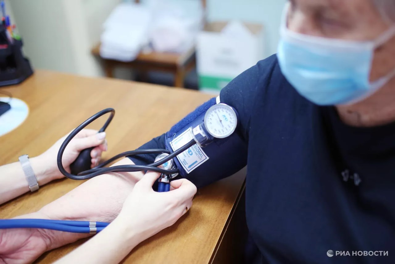 Новогоднее застолье и стресс могут привести к значительным скачкам давления Как с этим справиться РИА Новости рассказала врач кардиолог СберЗдоровья Екатерина Паукова  При повышенном давлении рекомендуется использовать дыхательные практики например технику медленного дыхания а при пониженном выпить крепкий чай или кофе и съесть что то соленое После этого стоит посетить врача  Вызывать скорую при скачках давления следует в двух случаях Во первых это нарушение речи походки слабость в конечностях интенсивная боль в голове или за грудиной асимметрия лица потеря сознания Во вторых артериальное давление выше 160 на 90 у беременной женщины Подписаться на РИА Новости экономика Все наши каналы