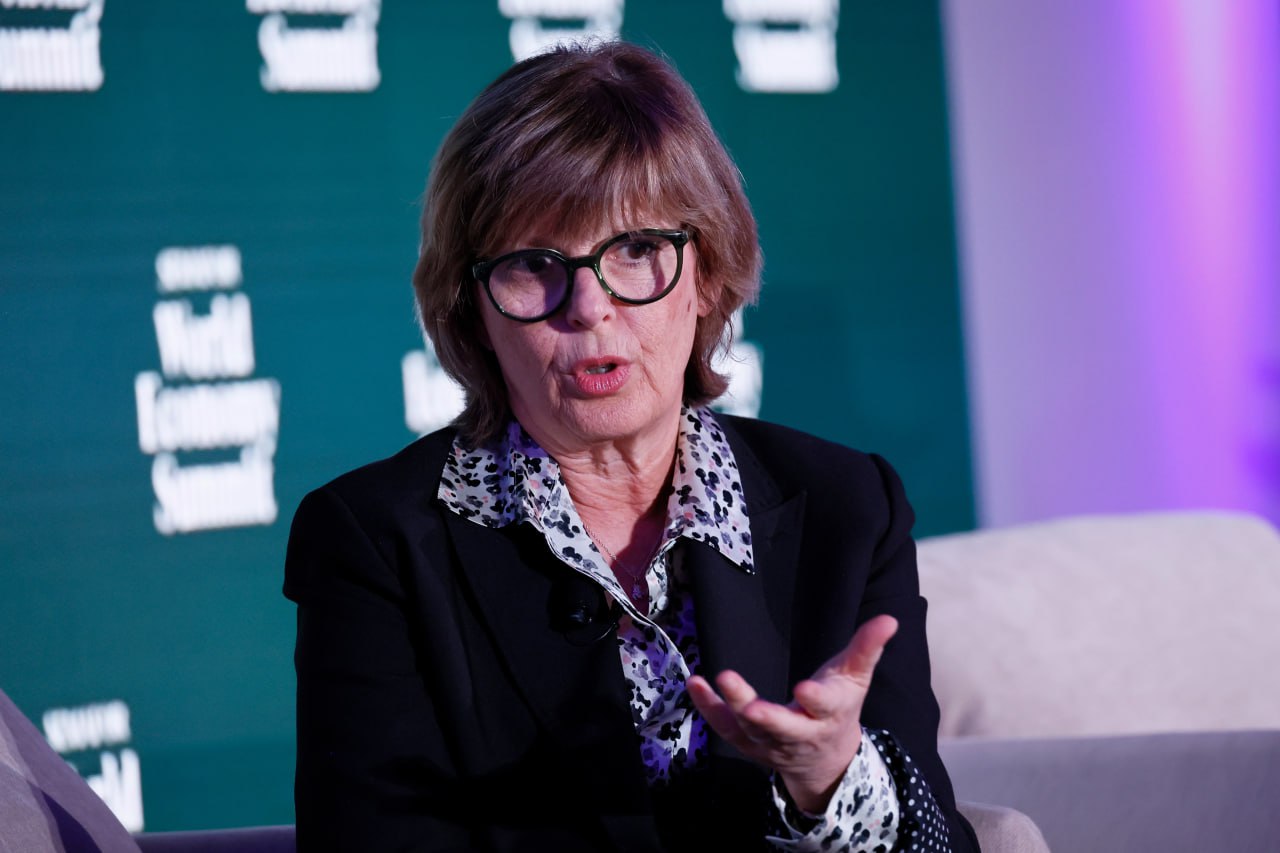 Глава депозитария Euroclear где хранятся замороженные российские активы Валери Урбен не исключила обращения в суд если ЕС решит конфисковать заблокированные активы и будет принуждать депозитарий к такому шагу Об этом она заявила в интервью газете Le Monde Существуют законы В зависимости от правовой базы мы решим что мы можем и хотим сделать Она подчеркнула что о конфискации не может быть и речи Самое главное для Euroclear это доверие и авторитет Мы важнейшее звено которое должно оставаться непоколебимым ради стабильности финансовых рынков Урбен предупредила что изъятие средств противоречит международному праву касающемуся суверенитета государственных активов и в таком случае Россия может инициировать судебное разбирательство Фото Paul Morigi Getty Images for Semafor РБК в Telegram MAX