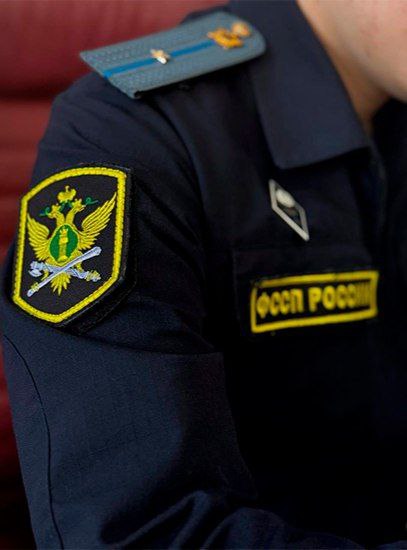 Судебные приставы Калмыкии взыскали уголовный штраф за преступление Житель Элисты был признан виновным в совершении мошенничества совершенного группой лиц по предварительному сговору с причинением значительного ущерба гражданину По решению Элистинского городского суда мужчина был обязан выплатить уголовный штраф как дополнительный вид наказания сообщает пресс служба УФССП России по Республике Калмыкия Исполняя судебное решение сотрудник органа принудительного исполнения уведомил гражданина о возбуждении исполнительного производства и последствиях неисполнения законного требования Тем не менее элистинец скрывал свое местонахождение игнорируя комплекс принудительных и обеспечительных мер примененных судебным приставом По инициативе УФССП должник был объявлен в исполнительный розыск В результате мужчина был найден и штраф за уголовное преступление оплачен в полном объеме Читайте новость на сайте РИАКалмыкия РеспубликаКалмыкия
