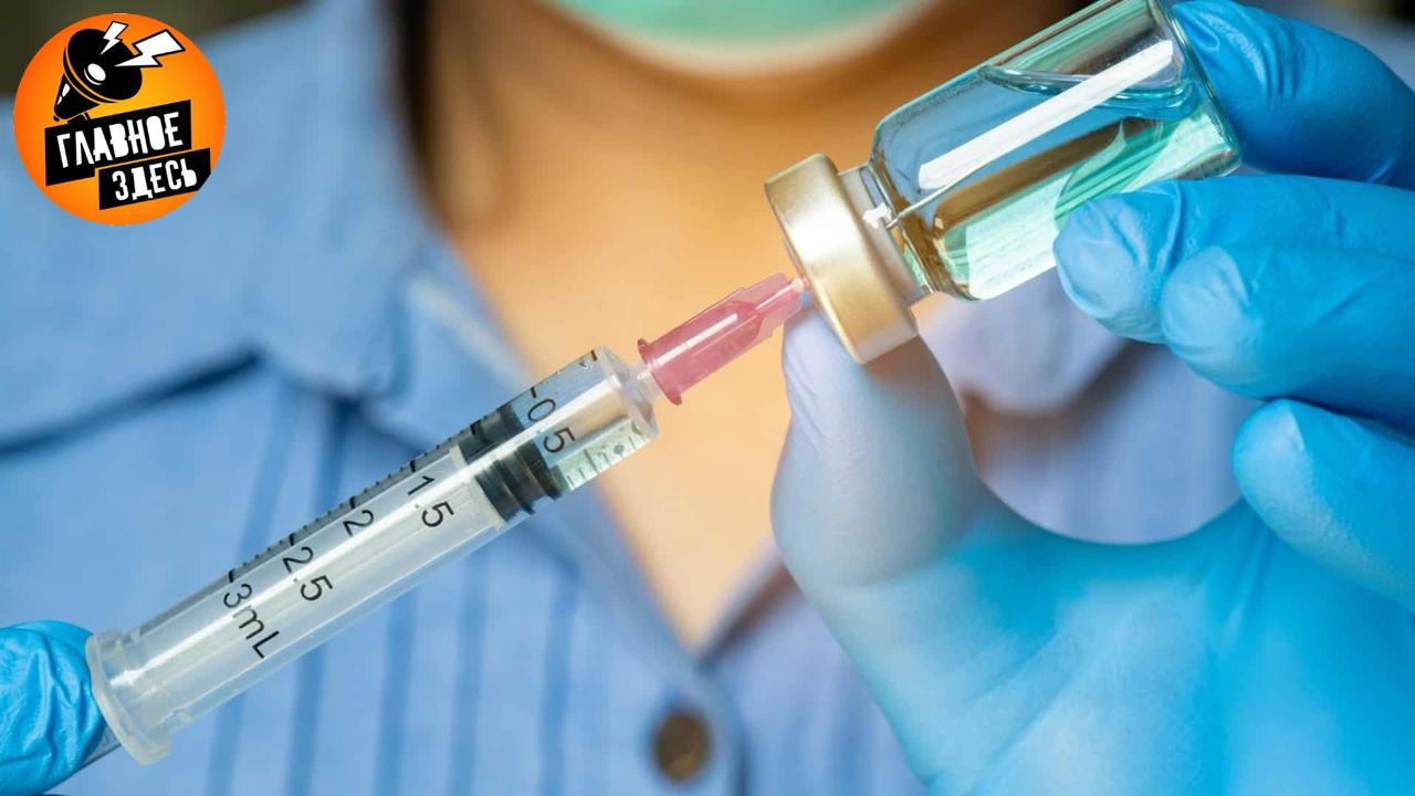 Первые тестовые серии вакцины от рака выпустили в центре Гамалеи Как сообщил директор НИЦЭМ им Н Ф Гамалеи Александр Гинцбург фабрика по производству мРНК вакцины выпустила три разрешенные к применению серии Самое главное в нашем ведущем онкологическом центре Герцена под руководством академика Андрея Каприна получен весь разрешительный пакет документов на использование технологии начиная от диагностики и заканчивая выпуском мРНК и применением у больных людей заявил Гинцбург О готовности антираковой вакцины стало известно в сентябре До этого препарат проходил доклинические испытания которые доказали его безопасность и эффективность Главное здесь Подписывайтесь