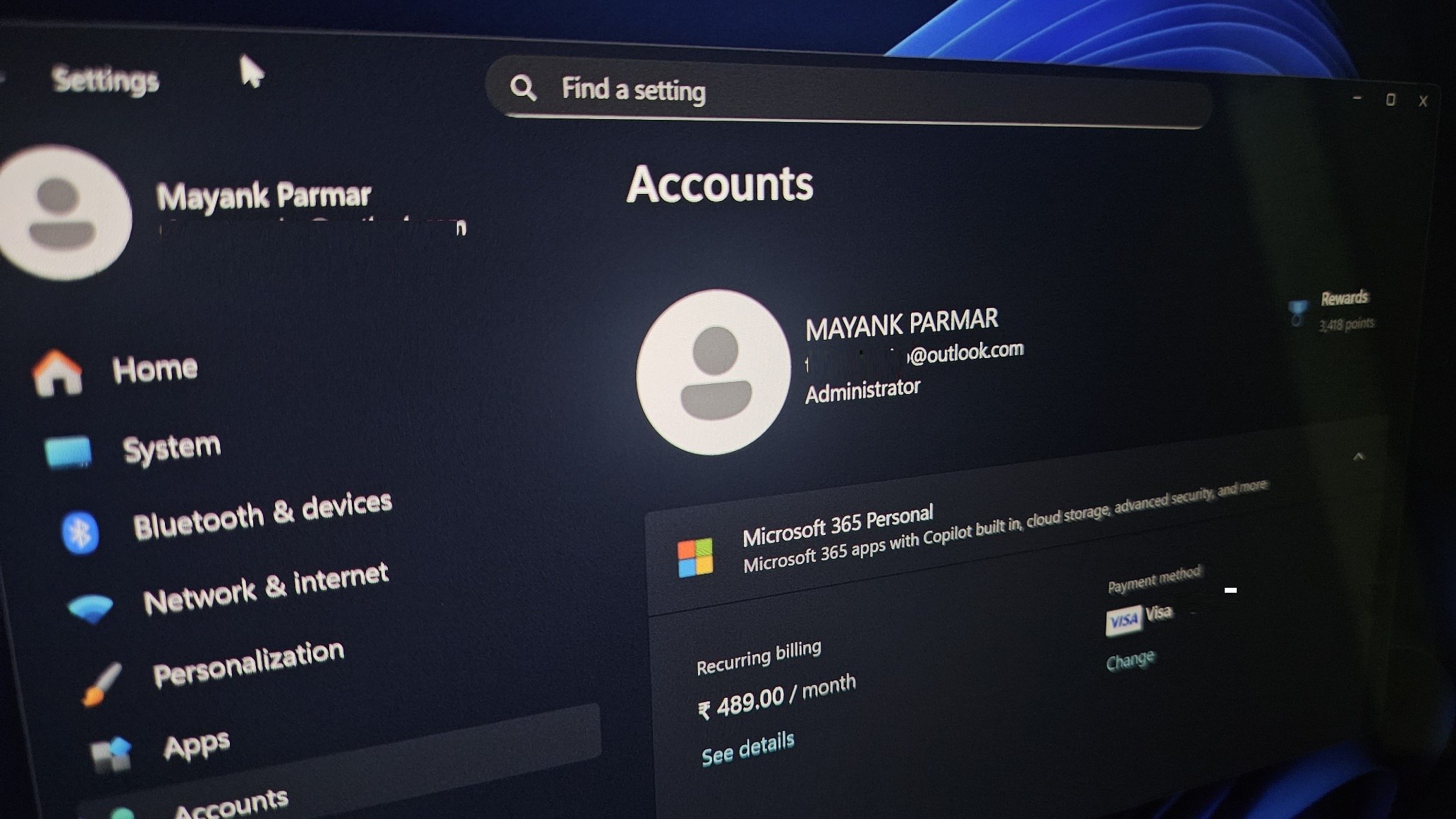 Microsoft принудит пользователей постучать на свои сервера для завершения установки чистой Windows 11 Microsoft тестирует обязательный вход в учётную запись и наличие интернет соединения на этапе OOBE out of box experience screen в процессе чистой установки Windows 11 В инсайдерских сборках системы под номерами 26120 6772 Beta Channel и 26220 6772 Dev Channel деактивированы команды oobe bypassnro start ms cxh localonly а также метод oobenetworkconnectionflow Ранее опытные пользователи могли создавать локальные учетные записи без проблем Мы удаляем известные способы создания локальной учетной записи на этапе первоначальной настройки Windows OOBE Хотя эти способы часто использовались для обхода обязательной настройки учетной записи Майкрософт они также приводили к непреднамеренному пропуску критически важных этапов настройки В результате пользователи могли получить устройство не полностью сконфигурированное для работы Для корректной настройки устройства пользователям необходимо будет завершить процесс OOBE при наличии подключения к Интернету и с использованием учетной записи Майкрософт Проведенные 7 октября тесты изданием Windows Latest подтвердили что попытки использования указанных команд в сборке 26120 6772 приводят к перезагрузке OOBE Microsoft объясняет своё решение необходимостью гарантировать что устройство настроено правильно так как по словам компании обходные пути приводят к пропуску критически важных настроек Для завершения OOBE потребуется как учетная запись Microsoft MSA так и обязательное активное интернет соединение Создание локальной учетной записи по прежнему возможно но только после завершения первоначальной настройки системы через вход в аккаунт Microsoft и последующий выход из него Ожидается что данное ограничение станет стандартом для всех публичных ISO образов Windows 11 в течение двух трех месяцев после тестирования в инсайдерских каналах Russian OSINT
