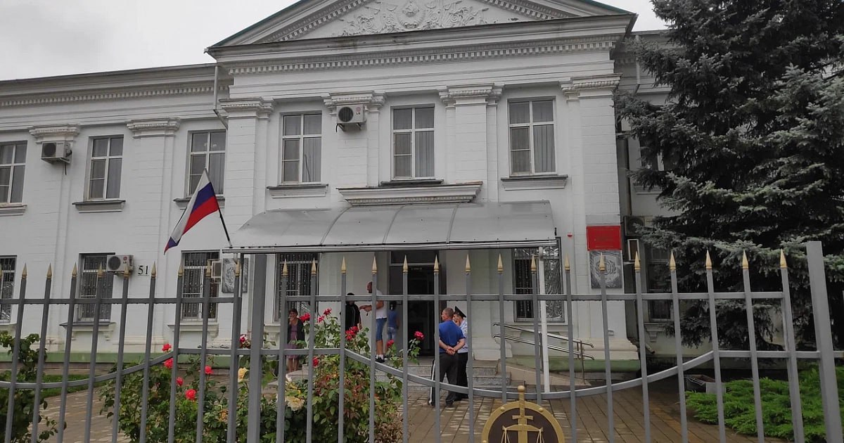 В ЮФО государству передали недвижимость концерна «Покровский» на 1,6 млрд рублей Каневской районный суд Краснодарского края передал в собственность государства более 370 объектов недвижимости концерна «Покровский». Общая кадастровая стоимость конфискованного имущества составляет более 1,6 млрд рублей. Решение суда обусловлено незаконностью приобретения имущества. Правоохранительные органы подтвердили, что экс-инспектор аппарата полпреда президента РФ в ЮФО Андрей Коровайко и связанные с ним лица создали коррупционную схему, посредством которой незаконно захватили компании и вложили прибыль в недвижимое имущество. Собранные прокуратурой доказательства обосновали причастность Коровайко и других лиц к созданию нелегальной схемы захвата активов. В коррупционной схеме принимали участие судьи Арбитражного суда Ростовской области, жена полпреда президента в ЮФО Виктора Казанцева и сам полпред. Яндекс Карты /фото/видео для публикации или заказать рекламу: «Утренний Юг»