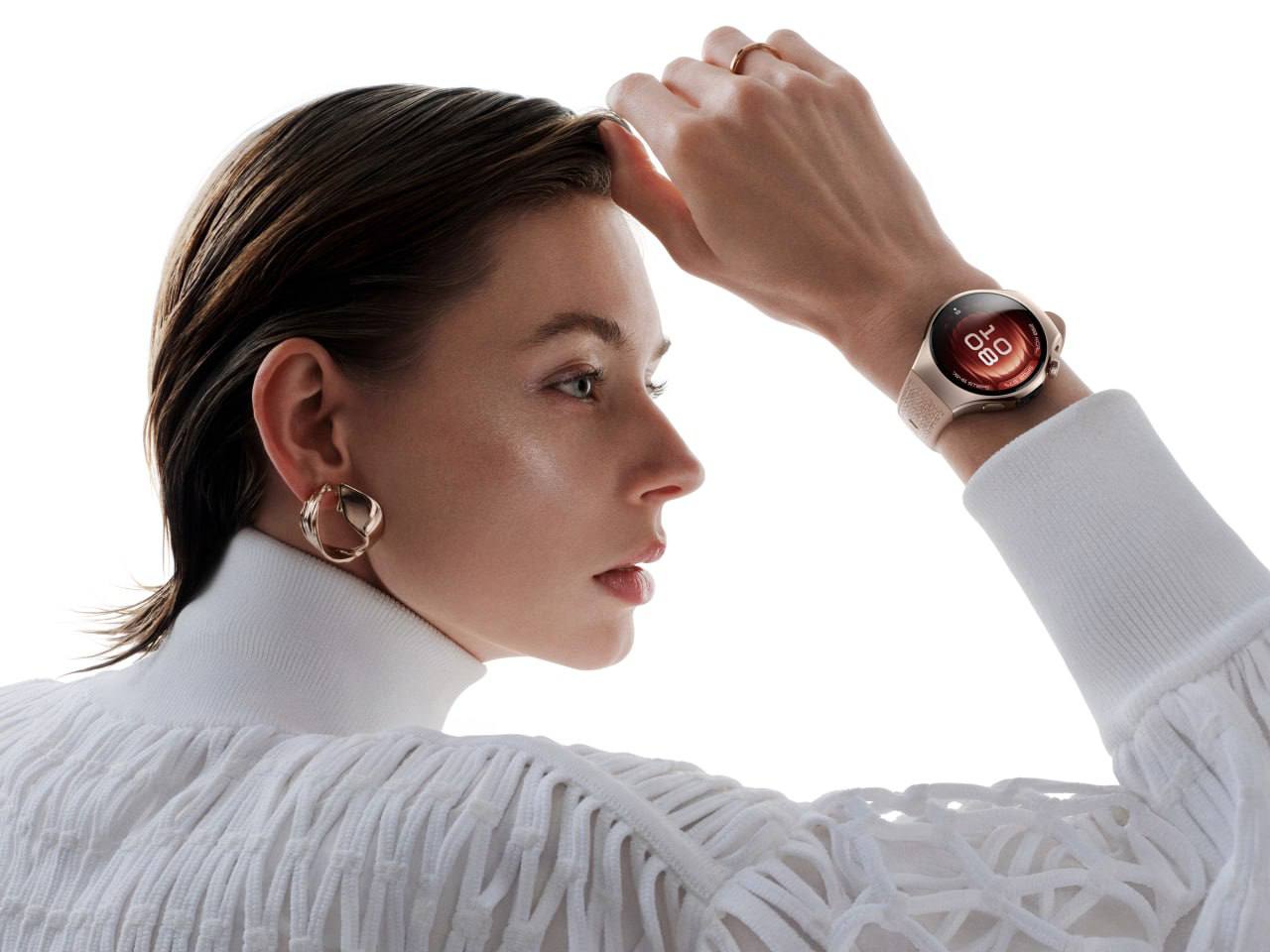 На глобальном рынке появились новые смарт-часы HUAWEI WATCH 5. На вид всё очень стильно — здесь и сферическое сапфировое стекло, и надежный корпус из нержавеющей стали. Но главная фишка — новая функция X-TAP, которая позволяет мониторить основные показатели здоровья за одну минуту. Просто нажимаете на боковой мультисенсор и получаете информацию по 11 параметрам в одно касание. Среди других важных характеристик — вызовы и навигация по eSIM без использования телефона и совместимость с устройствами на базе iOS и Android. Предзаказ HUAWEI WATCH 5 уже стартовал.