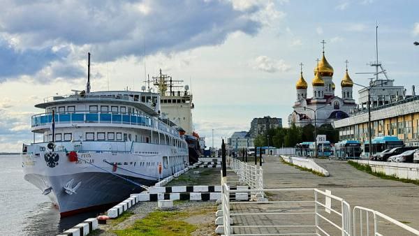 Круизный трехпалубный лайнер «Русь Великая» пришвартовался в архангельском порту Круизный теплоход «Русь Великая» снова в Архангельске — он открыл сезон путешествий по маршрутам Белого моря и Северной Двины. С туристами на борту судно пришвартовалось в столице Поморья после визита на Соловецкие острова.