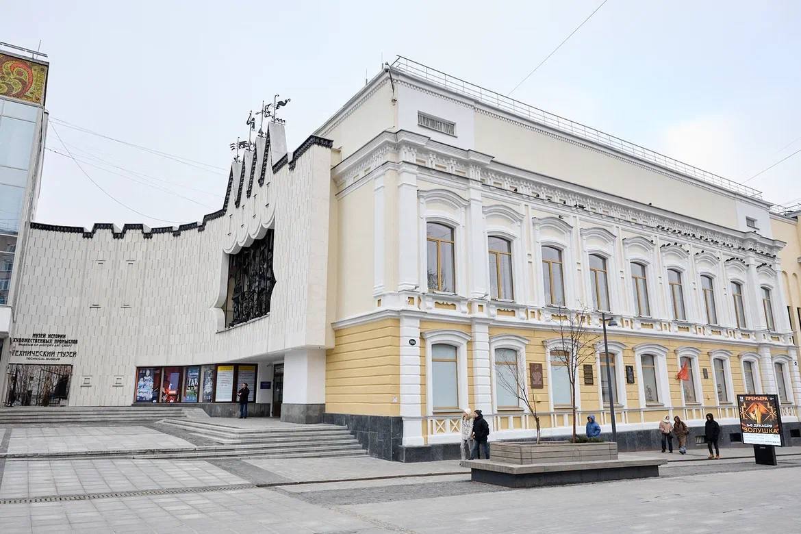 ТЕАТР КУКОЛ ОТКРЫЛСЯ ПОСЛЕ РЕМОНТА  Большая сцена нижегородского театра кукол снова открыта. Как сообщил Глеб Никитин, после капремонта возобновлены спектакли. «При обновлении фасада, отделке и формировании элементов интерьера бережно сохранили традиции. Оставили и пространство для новых проектов: здесь разместим обновленный театральный музей и создадим первый в стране модельный детский центр, в котором будем обучать малышей театральным профессиям», - рассказал глава региона.   Министр культуры Наталья Суханова сообщила, что в этом году в рамках нацпроекта «Культура» проводился капитальный ремонт фасада и крыльца театра кукол. Также в зале установили современную систему вентиляции и кондиционирования, систему дымоудаления. «То, на что действительно обратят внимание юные зрители — новые удобные кресла, которые разработаны специально для маленьких театралов и помогают обойтись без дополнительных подушек», - написала Суханова.