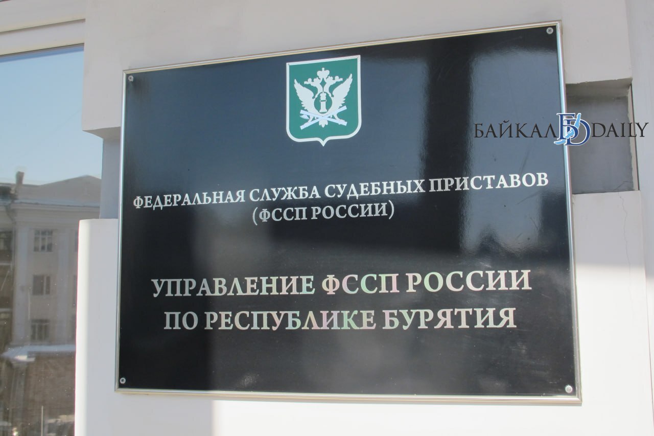 С одного из ТСЖ в Улан-Удэ взыскали почти 700 тысяч рублей в пользу двух местных жительниц.   Как пояснили в УФССП, организация не обеспечила надлежащее содержание общего имущества в многоквартирном доме.  Из-за этого оказались повреждены автомобили женщин, припаркованные около многоэтажки. Во время сильного ветра, порывы которого достигали 20 метров в секунду, на них рухнула кровля