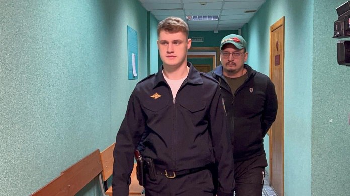 Новосибирский суд вынес приговор экс гендиректору МП Метро Мир Андрею Счастливому по делу о посредничестве во взятках сообщает областная судебная пресс служба Фигуранту вменяли посредничество между организаторами подпольных казино и нечистыми на руку полицейскими Как установил суд Андрей Счастливый в 2021 2022 годах передавал взятки от создателя нелегального игорного клуба коррумпированным сотрудникам отдела экономической безопасности ОЭБиПК новосибирского управления МВД Делал он это не один а с подельником но последний избежал уголовного преследования в связи с деятельным раскаянием В общей сложности экс глава Метро МиР получил для передачи 1 3 миллиона рублей но до покровителей в погонах дошло менее миллиона 340 тысяч посредник оставил себе за услуги Суд признал Андрея Счастливого виновным по ч 4 ст 291 1 УК РФ и приговорил к 7 годам в колонии строгого режима а также постановил взыскать с него 7 8 млн рублей Подробнее по ссылке