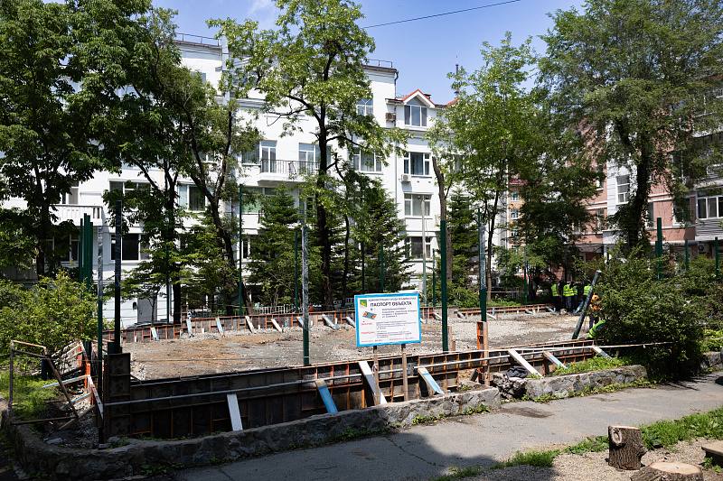 Во Владивостоке в разных районах города модернизируют спортивные площадки. На месте устаревших объектов появятся современные многофункциональные пространства для активного отдыха и занятий физической культурой. Капитальный ремонт уже стартовал по нескольким адресам: Суханова, 4, Сипягина, 22, 2-й Поселковой, 34 и другим. Планируется, что до 30 ноября ремонт завершится на всех объектах. Работы проводятся в рамках мастер-плана развития Владивостока. В этом году новые спортивных площадки во Владивостоке появятся на Морозова, 7, Сипягина, 22, Хабаровской, 7, Суханова, 4, Колесника, 5, проспекте 100-летия Владивостока, 135, 2-й Поселковой, 34, Каштановой, 11, Черемуховой, 22 и Борисенко, 96. #мастерпланВладивостока #новые_спортивные_площадки