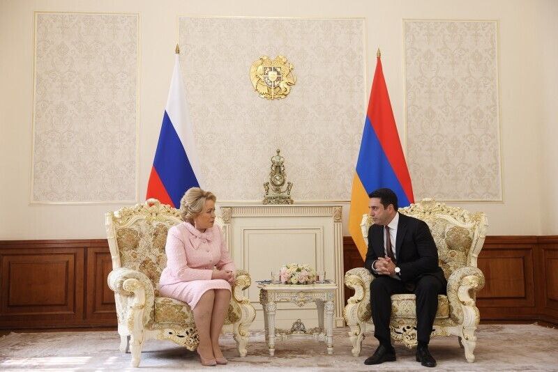 Председатель Совета Федерации Федерального Собрания Российской Федерации Валентина Матвиенко поздравила Председателя Национального Собрания Армении Алена Симоняна с Днём независимости Армении 21 сентября армянский народ отметит 34 ю годовщину независимости Армении От имени Совета Федерации Федерального Собрания Российской Федерации поздравляю вас с Днём независимости Армении Россию и Армению связывают прочные нити дружбы Наших граждан объединяют традиционные духовные и семейные ценности общий вклад в Победу в Великой Отечественной войне Благодаря накопленному позитивному политическому опыту сотрудничества сегодня у нас есть возможность найти новые пути расширения российско армянских связей в различных сферах Уверена что укрепление межпарламентского диалога позволит нам более эффективно реализовать имеющийся потенциал взаимодействия на благо наших стран говорится в послании Матвиенко Председателю Национального Собрания Республики Армения сообщает Арменпресс