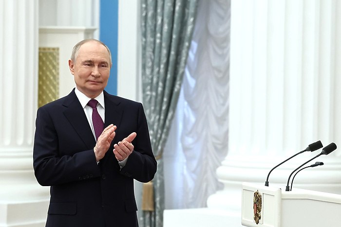 В Указ Президента о госнаградах включен врач из Екатеринбурга Президент РФ Владимир Путин подписал Указ О награждении государственными наградами Российской Федерации По данным Информационного портала Екатеринбурга Указ содержит имя екатеринбургского врача Документ опубликованный на официальном сайте Кремля содержит информацию о присвоении почетных званий а также о награждении орденами медалями и знаками отличия за заслуги в различных областях Почетное звание Заслуженный врач Российской Федерации присвоено врачу ГАУЗ Свердловской области Детская городская клиническая больница 9 города Екатеринбурга Леониду Германовичу Основину Звание уральцу присвоено за заслуги в области здравоохранения и многолетнюю добросовестную работу uralweb ru